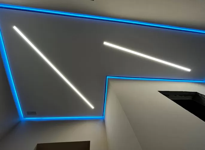 Натяжные потолки со световыми линиями